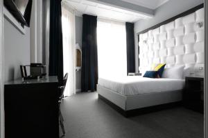 バルセロナにあるアムラ バルセロナ グラン ビアのベッドルーム1室(ベッド1台、デスク、窓付)