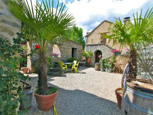 Zahrada ubytování A MANDRIA, appartements avec cuisine 30m2, patio, vue Montagnes et citadelle, 5 minutes à pied du centre ville et des rivières