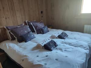 Una gran cama blanca con almohadas azules. en Appartement Morzine, 3 pièces, 4 personnes - FR-1-627-64, en Morzine