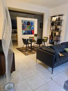 a living room with a couch and a table at Suite indépendante avec 1 chambre et 1 bureau in Montpellier