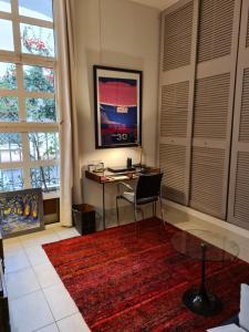 モンペリエにあるSuite indépendante avec 1 chambre et 1 bureauのデスク、テーブル、椅子が備わる客室です。