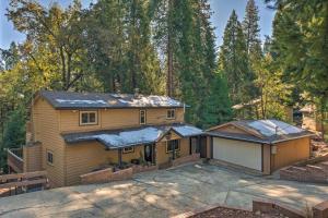 een huis met een garage in het bos bij Near Hiking Trails Cabin with Deck in Pioneer! in Pioneer