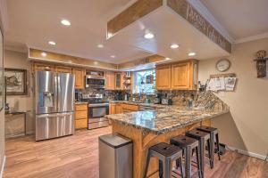 een grote keuken met houten kasten en roestvrijstalen apparatuur bij Near Hiking Trails Cabin with Deck in Pioneer! in Pioneer