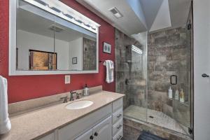 een badkamer met wastafel en douche bij Near Hiking Trails Cabin with Deck in Pioneer! in Pioneer +27 foto's