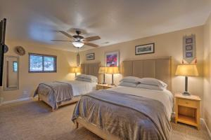 een slaapkamer met twee bedden en een plafondventilator bij Near Hiking Trails Cabin with Deck in Pioneer! in Pioneer