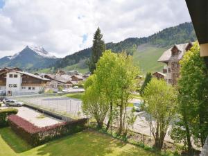 a view of a town with a mountain at Studio Morzine, 1 pièce, 2 personnes - FR-1-684-51 in Morzine