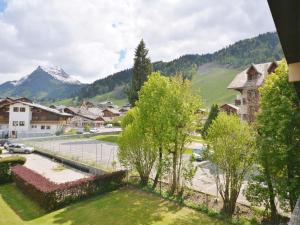 widok na miasto z górą w obiekcie Studio centre Morzine, balcon, parking, proche remontées - FR-1-684-51 w mieście Morzine