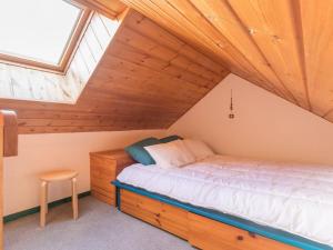 een slaapkamer met een bed op zolder bij Charmant Duplex 3 Pièces avec Mezzanine, Balcon et Proximité Pistes - 6 Couchages - FR-1-330F-138 in Le Monêtier-les-Bains