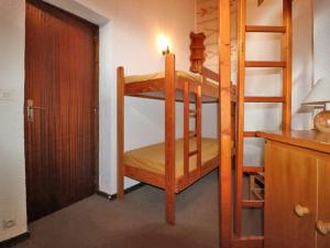 Appartement Montvalezan-La Rosière, 2 pièces, 5 personnes - FR-1-398-565にある二段ベッド