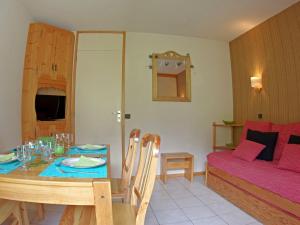 a living room with a table and a couch at Appartement Valmorel, 2 pièces, 5 personnes - FR-1-291-822 in Valmorel