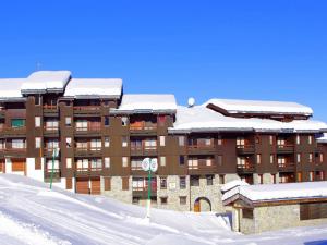 ヴァルモレルにあるAppartement Valmorel, 2 pièces, 5 personnes - FR-1-291-822の雪の上にあるアパートメントビル