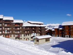 a building with snow on top of a snow covered mountain at Appartement Valmorel, 2 pièces, 5 personnes - FR-1-291-822 in Valmorel