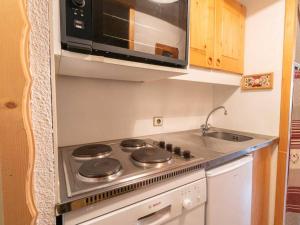 Appartement Valmorel, 3 pièces, 6 personnes - FR-1-291-823にあるキッチンまたは簡易キッチン