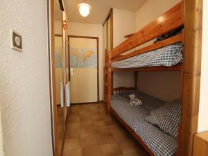ヴァルイーズにあるAppartement Vallouise-La Casse, 1 pièce, 4 personnes - FR-1-330G-13の二段ベッド2台と鏡が備わる客室です。