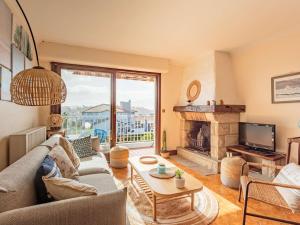 サン・ジャン・ド・リュズにあるAppartement Saint-Jean-de-Luz, 5 pièces, 7 personnes - FR-1-4-526のリビングルーム(ソファ、暖炉付)