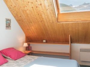 sypialnia z łóżkiem i drewnianym sufitem w obiekcie Appartement Le Monêtier-les-Bains, 3 pièces, 7 personnes - FR-1-330F-146 w mieście Le Monêtier-les-Bains