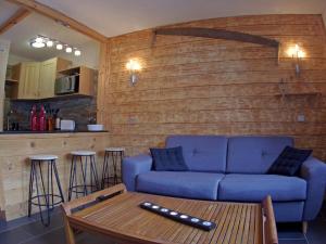 a living room with a blue couch and a table at Appartement Valmorel, 3 pièces, 4 personnes - FR-1-291-821 in Valmorel