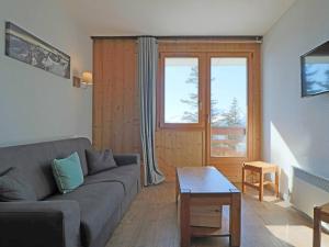 uma sala de estar com um sofá e uma mesa em Appartement Montvalezan-La Rosière, 2 pièces, 5 personnes - FR-1-398-547 em La Rosière