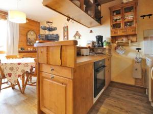 ラ・ロジエールにあるAppartement Montvalezan-La Rosière, 3 pièces, 6 personnes - FR-1-398-559のキッチン(木製キャビネット、コンロ付)