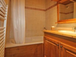 Et badeværelse på Appartement Montvalezan-La Rosière, 3 pièces, 6 personnes - FR-1-398-559