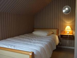 カブールにあるAppartement Cabourg, 3 pièces, 7 personnes - FR-1-465-8のベッドルーム(白いベッド1台、ランプ付)