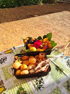 duas bandejas de comida sentadas numa mesa em Agriturismo i doni del mandorlo em Alghero