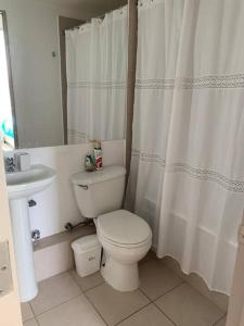 uma casa de banho branca com um WC e um lavatório em Depto Costa Algarrobo Norte em Yeco