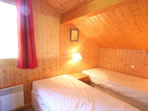 1 dormitorio con 2 camas, ventana y lámpara en Chalet Landry, 5 pièces, 12 personnes - FR-1-411-545 en Landry