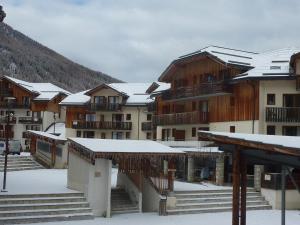 レ・ゾルにあるAppartement Les Orres, 2 pièces, 6 personnes - FR-1-322-343の雪屋根の建物群