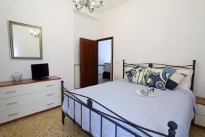 1 dormitorio con cama, tocador y espejo en Nonna Maria Guest House, en Arezzo