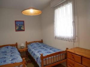 1 Schlafzimmer mit 2 Einzelbetten und einem Fenster in der Unterkunft Appartement Étel, 2 pièces, 5 personnes - FR-1-479-37 in Étel