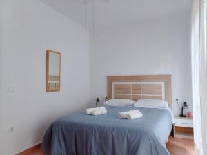 1 dormitorio con 1 cama con 2 toallas en Casa Rural Villa Clara en Cala