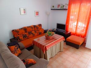Cala的住宿－Casa Rural Villa Clara，客厅配有沙发和桌子