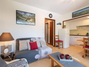 a living room with a couch and a kitchen at Appartement Saint-Lary-Soulan, 3 pièces, 4 personnes - FR-1-296-278 in Saint-Lary-Soulan