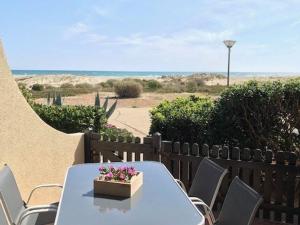 d'une table et de chaises avec une boîte de fleurs. dans l'établissement Villa T2, 4 pers, face à la mer, terrasse, parking privé, à 400m des commerces, plage devant! - FR-1-81-462, à Port-Leucate