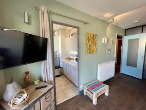 TV a/nebo společenská místnost v ubytování Quiberon - Studio 4 pers rénové, balcon, parking, 100m plage - FR-1-478-139