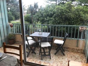 a patio with a table and chairs on a balcony at Appartement Argelès-sur-Mer, 3 pièces, 6 personnes - FR-1-388-167 in Argelès-sur-Mer