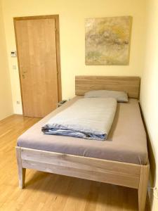 Sankt Marien的住宿－Hoellerhof，卧室内的木床,带木门