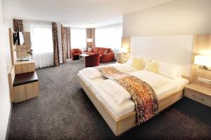 ein Schlafzimmer mit einem großen Bett in einem Hotelzimmer in der Unterkunft Hotel Hellers Twenty Four II -24h-Check-In- in Friedrichshafen