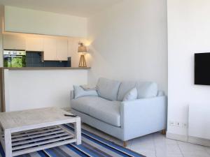un soggiorno con divano e tavolo di Appartement La Baule, 2 pièces, 4 personnes - FR-1-245-103 a La Baule