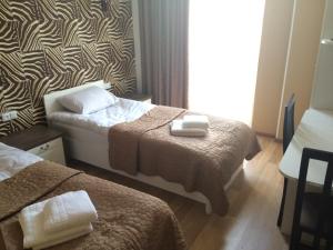 Postel nebo postele na pokoji v ubytování Renaissance Hotel Tbilisi