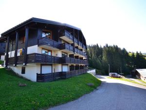 a building with balconies on the side of a road at Studio Notre-Dame-de-Bellecombe, 1 pièce, 2 personnes - FR-1-505-19 in Notre-Dame-de-Bellecombe