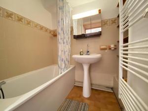 een badkamer met een wastafel, een bad en een toilet bij Appartement Praz-sur-Arly, 1 pièce, 4 personnes - FR-1-603-31 in Praz-sur-Arly