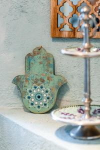 eine grüne Vase auf einem Regal mit einem Halter in der Unterkunft Spa Residence Seibold in Waldkirchen