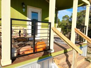een veranda met een kooi met een pompoen erop bij Cozy Tiny Home in the Hills in Fischer