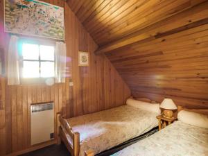 sypialnia z 2 łóżkami w drewnianym domku w obiekcie Maison Cauterets, 3 pièces, 4 personnes - FR-1-401-168 w mieście Cauterets