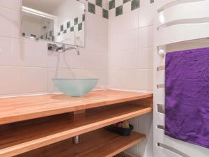 bagno con lavandino a ciotola e asciugamano viola di Appartement Briançon, 3 pièces, 8 personnes - FR-1-330C-1 a Briançon