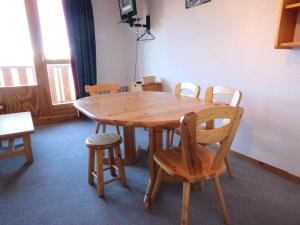 una mesa de madera y sillas en una habitación en Appartement Peisey-Vallandry, 2 pièces, 7 personnes - FR-1-411-649, en Landry