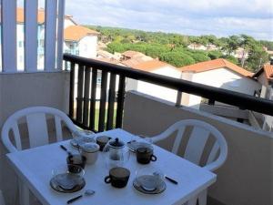 a white table and chairs on a balcony at Studio Capbreton, 1 pièce, 4 personnes - FR-1-413-134 in Capbreton