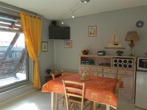 a kitchen with a dining room table and a television at Studio Piau-Engaly, 1 pièce, 6 personnes - FR-1-457-200 in Aragnouet
